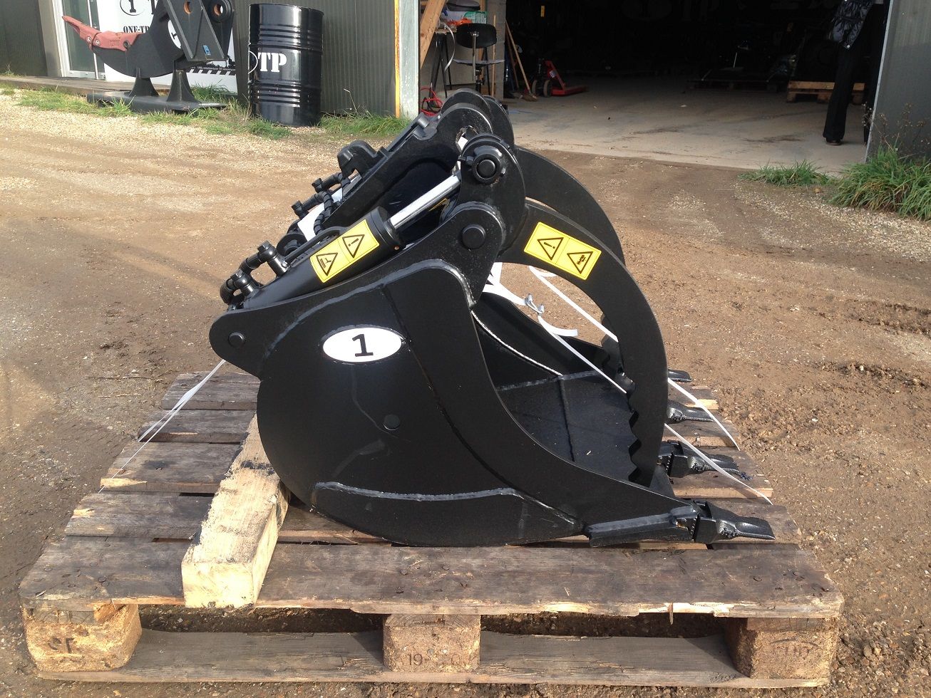 Godet grappin robuste pour enrochement