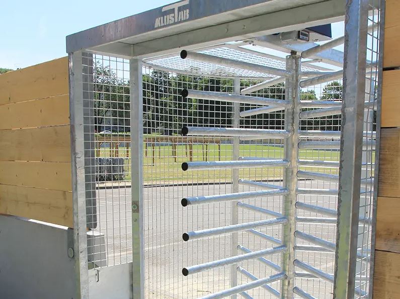 Tourniquet de contrôle d'accès ultra résistant avec une structure anti escalade - KLOSTAB_1