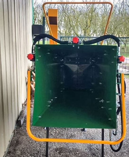 Machine de broyage des branches avec rotor à haute inertie