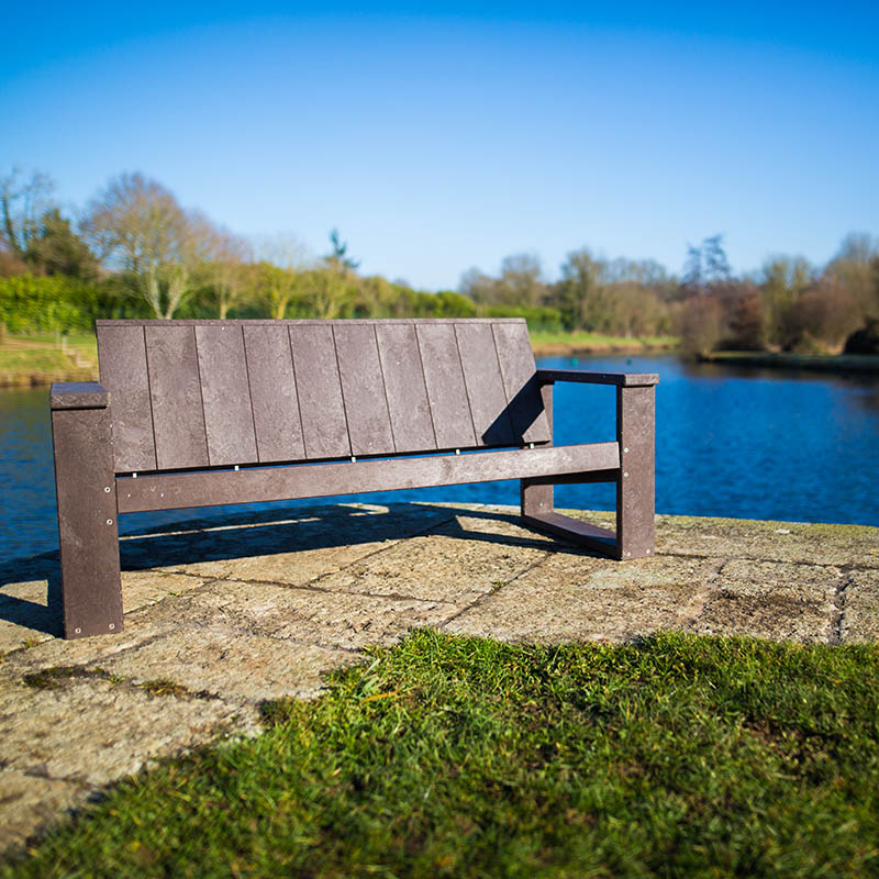 Banc public en matériau recyclé avec dossier et accoudoir  ibiza_1