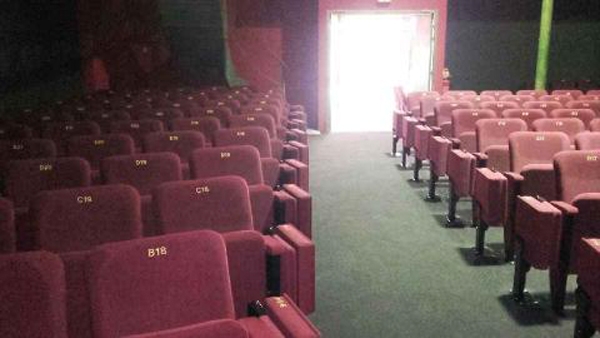 Fauteuil  de théâtre et de salles de spectacles à piétement latéral avec Accoudoir commun type manchette pour ERP - MAILLAN._2