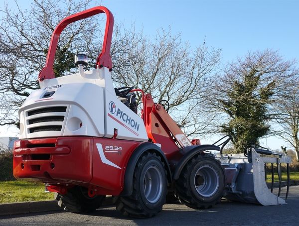 Chargeur compact 34 CV avec articulation centrale