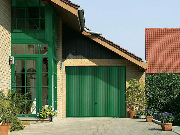 Porte de garage basculante en bois massif - Teckentrup - personnalisable, sécurisée, avec serrure anti-effraction et garantie 10 ans_1