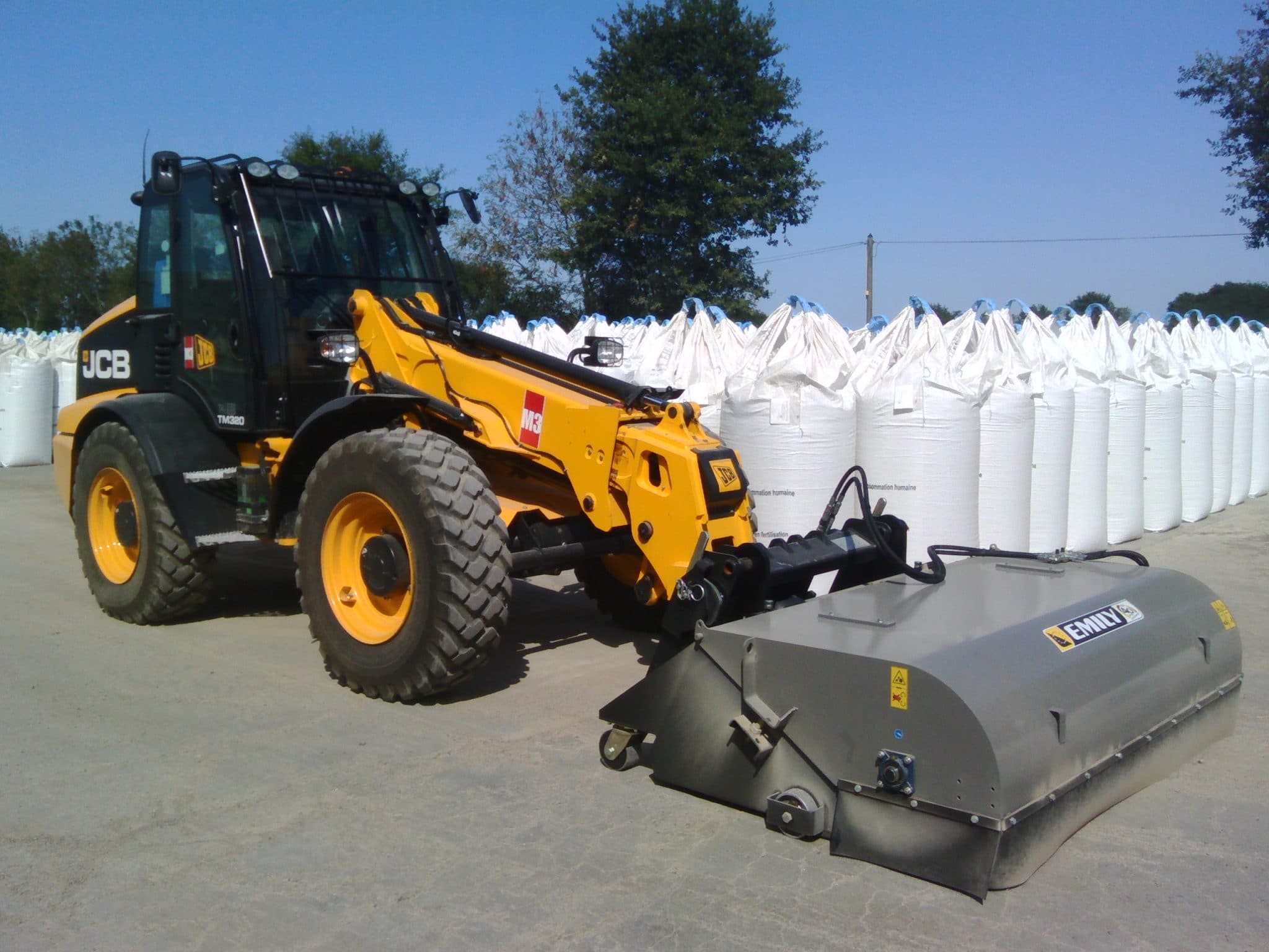 Godet balayeuse ramasseuse idéale pour chantier, adaptable sur tous types d'engin - easy'clean - emily_1