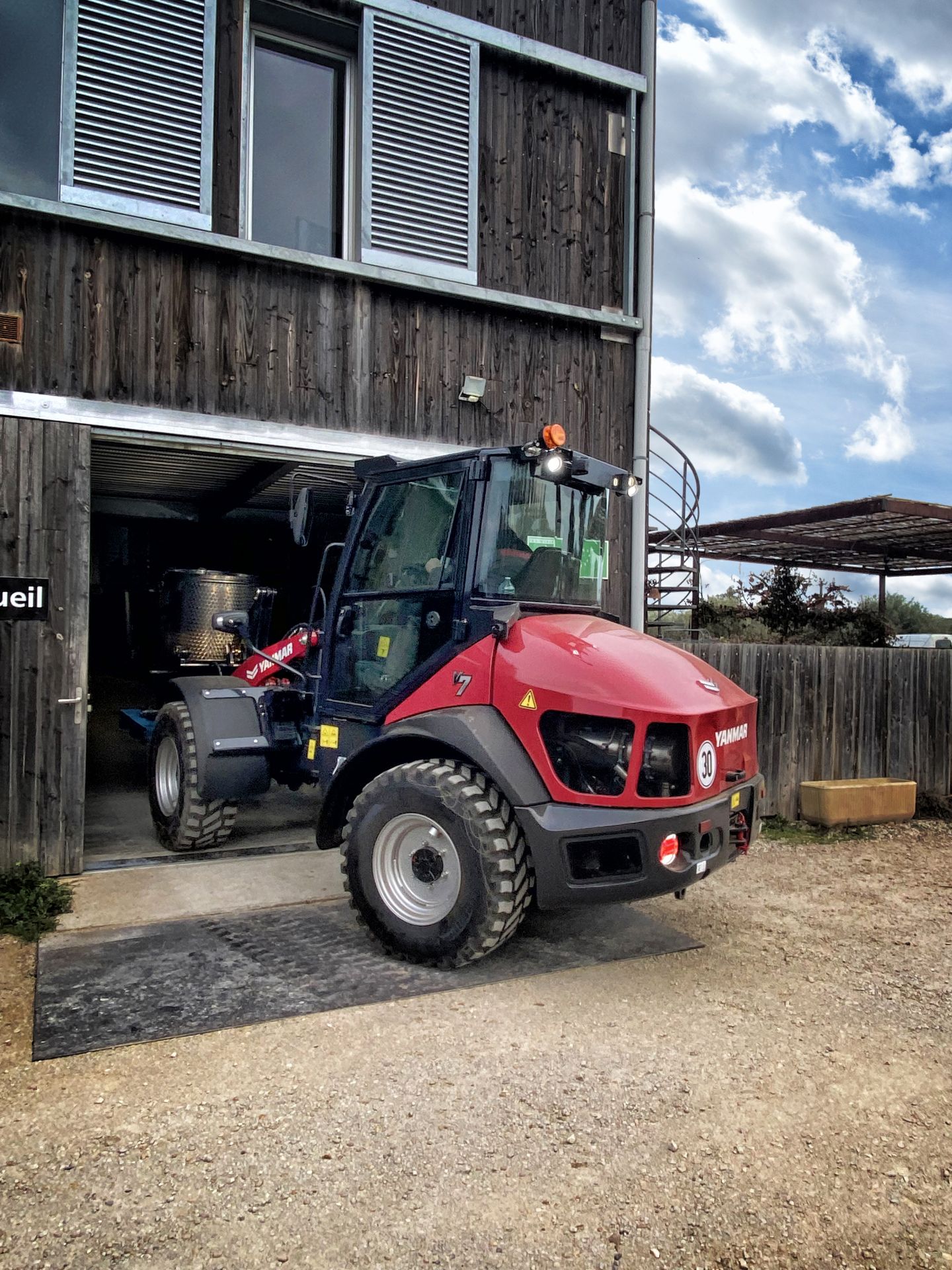 Chargeuse sur pneus compacte V7 - Yanmar - Transmission électronique, cinématique parallèle, moteur Stage V_1