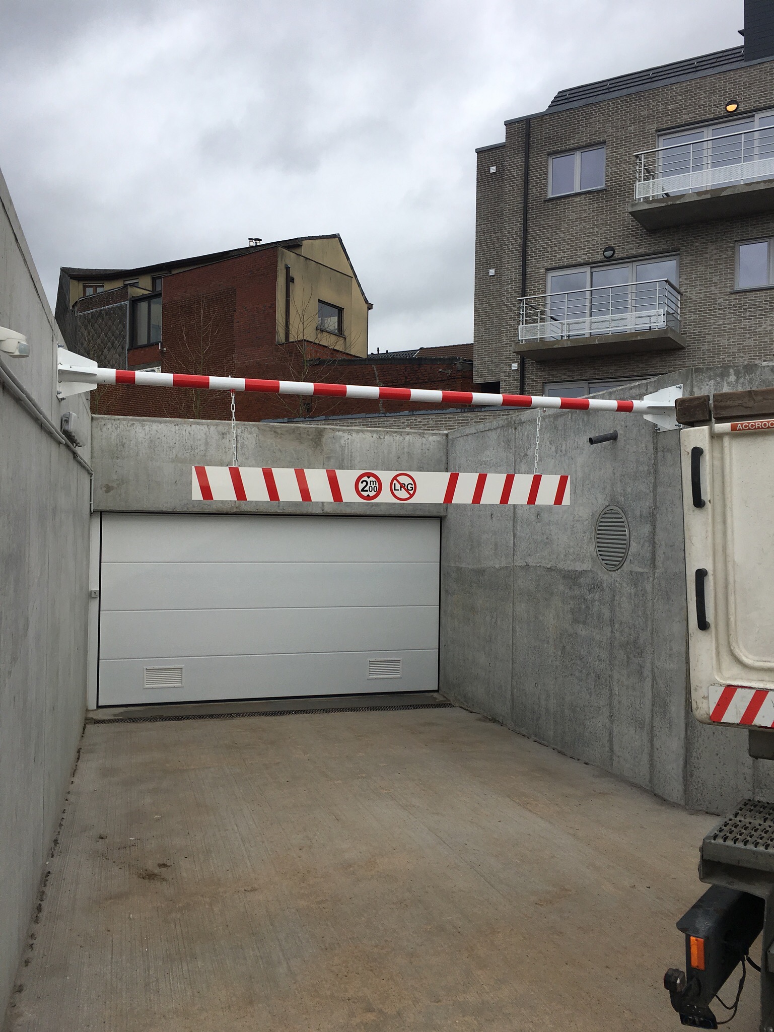 Portique de limitation de hauteur personnalisable
