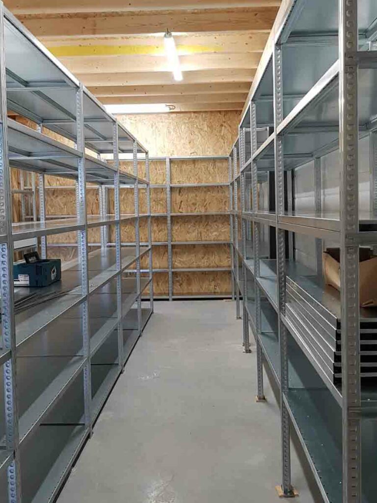 Rayonnage mi-lourd tôlé idéal pour le stockage de charges encombrantes (cartons, pièces de quincaillerie etc.)_1