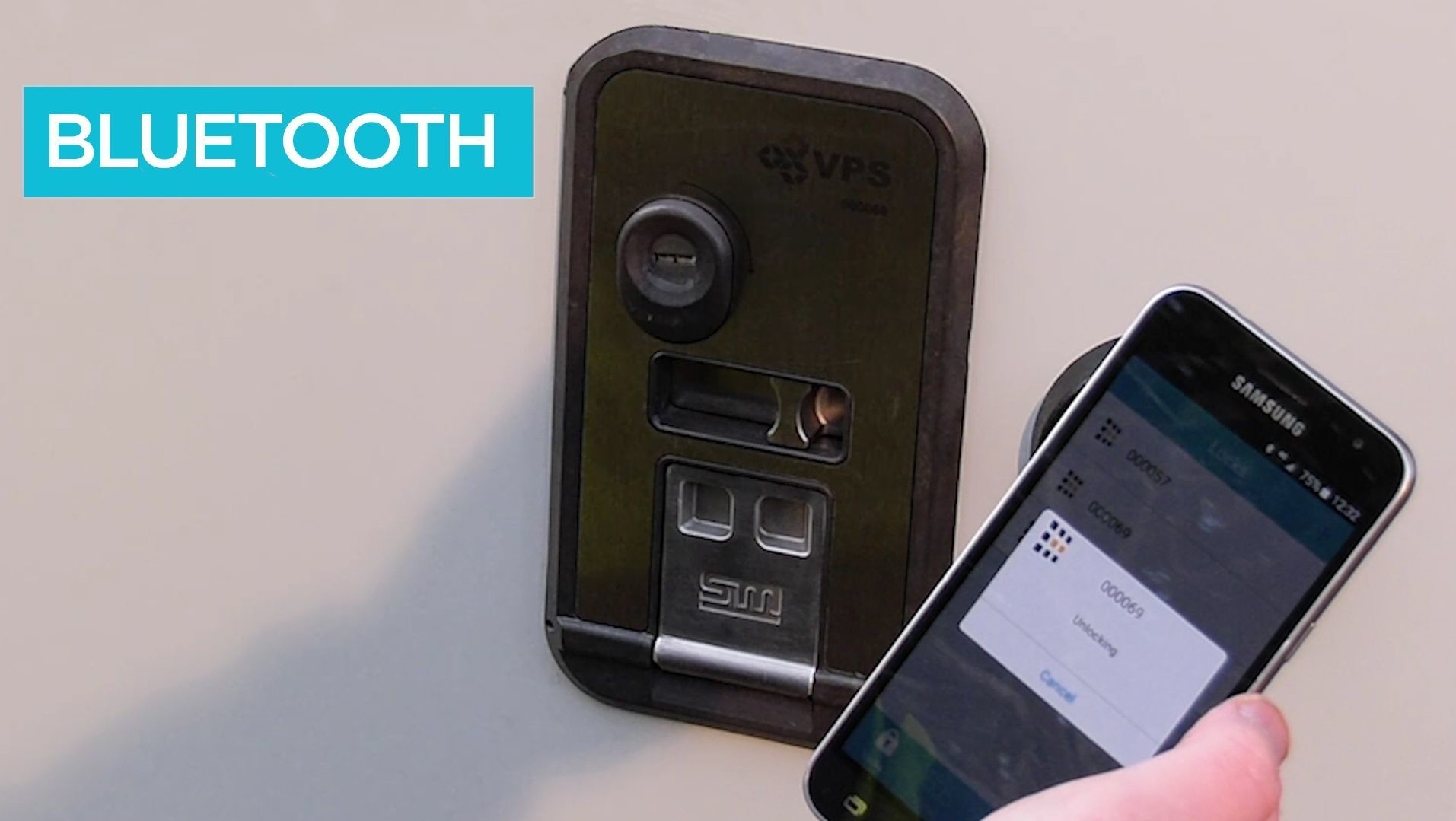 Porte anti-squat très résistante équipée d'une serrure électronique bluetooth, dévérouillable avec code à 6 chiffres à saisir - VPS SmartDoor_1