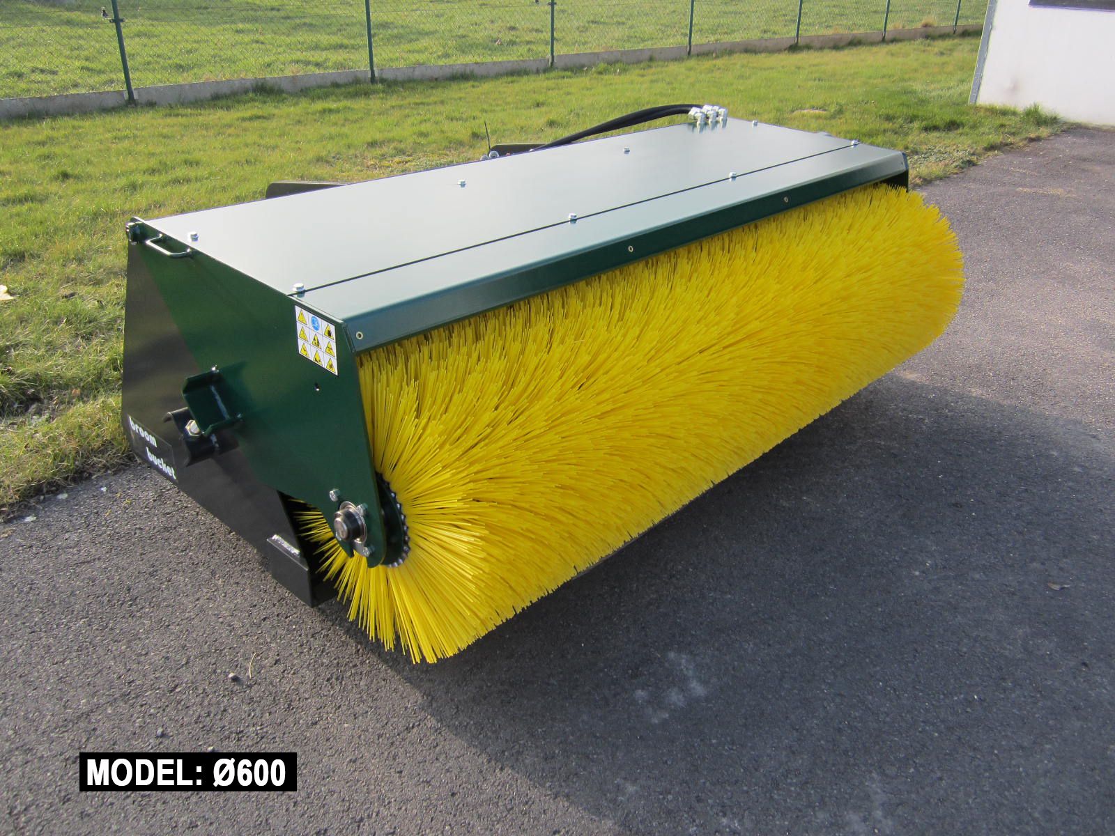 Balayeuse couvercle ouvert ATTEC - balayage, ramassage et déversement de débris - compatible chargeuses SSL, articulées, télescopiques et pelles-rétros_1