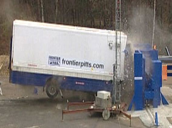 Barrière anti-voiture bélier Frontier Pitts Terra ATBB 80 - traitée anti-rouille, version automatique ou manuelle, pour sites à haut risque d'intrusion_1