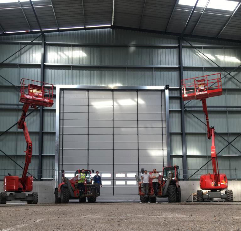 Hangar de stockage industriel à panneaux rigides, conçu pour offrir une bonne protection contre l'humidité et les conditions atmosphériques externes - CapGO_1