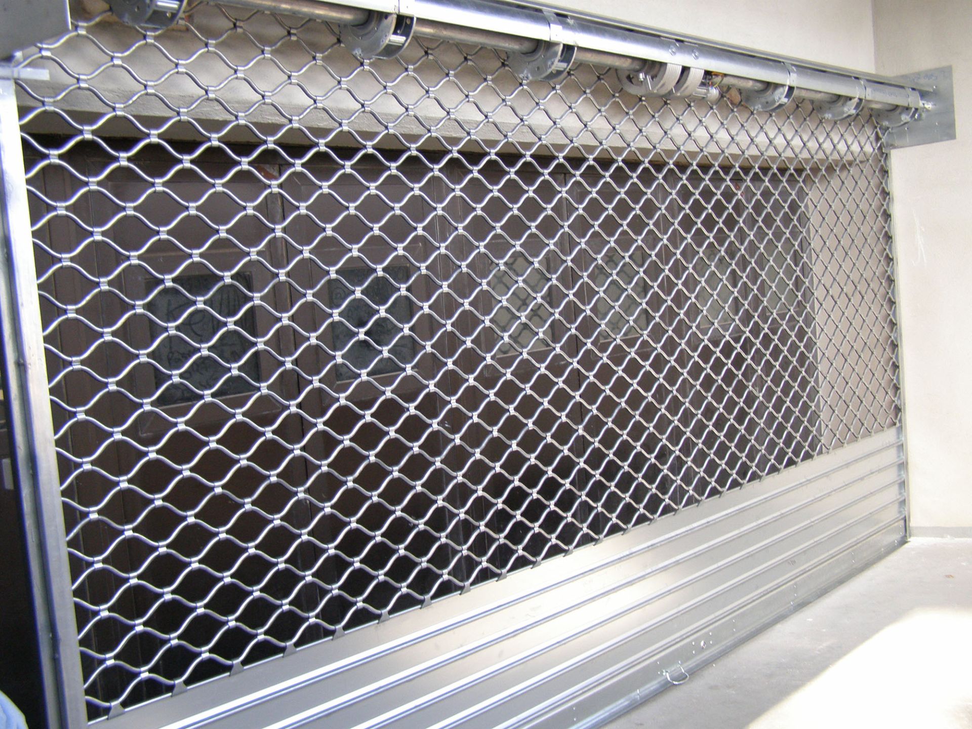 Grille enroulable en acier galvanisé - Visis - Protection robuste et visibilité pour vitrines_1