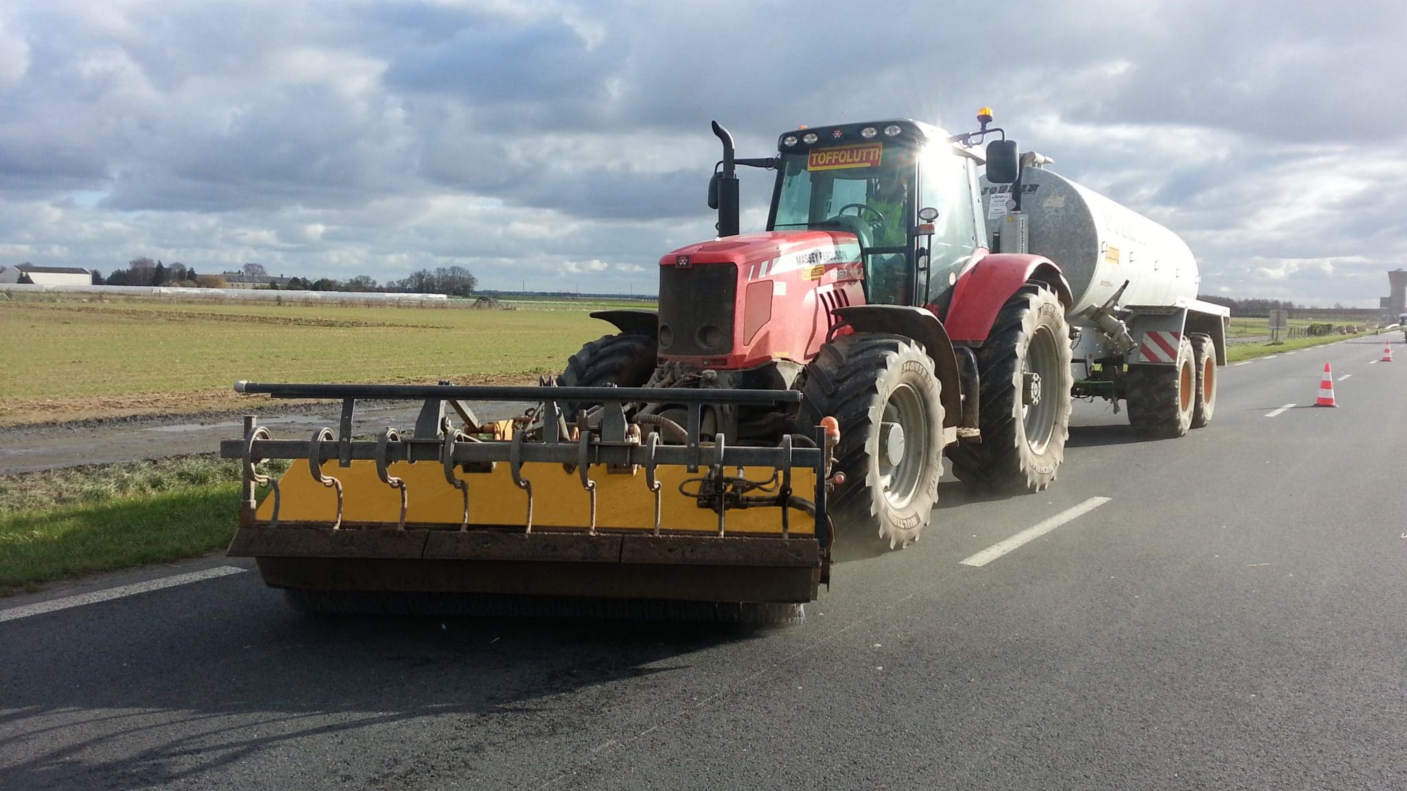 Balayeuse pousseuse industrielle Pro'sweep - adaptable sur relevage, télescopique et chargeuse - Emily avec système ABS_1