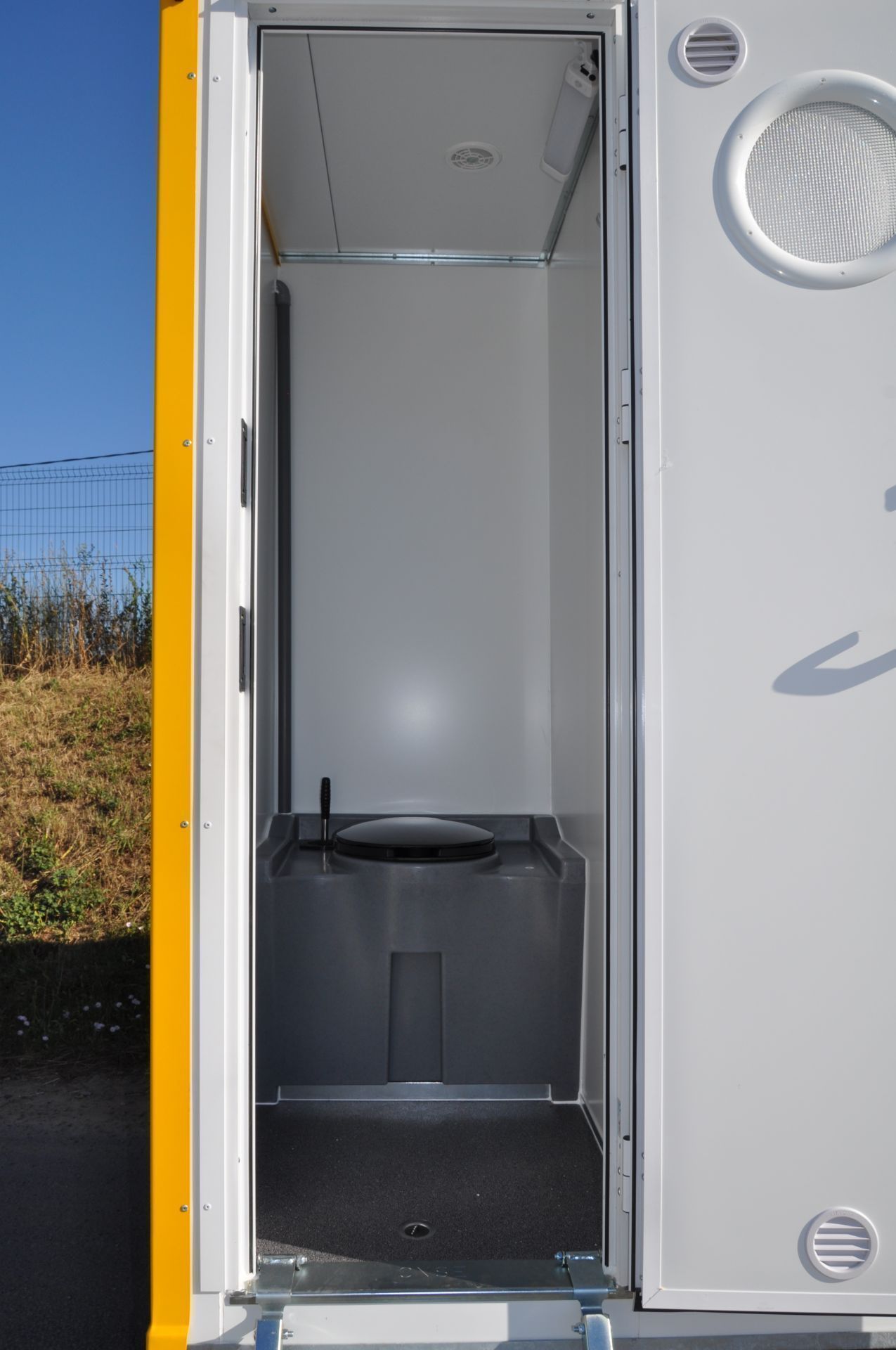 Base mobile avec structure galvanisée et panneaux sandwich