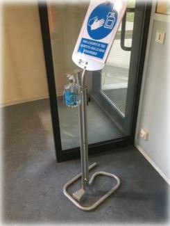 Présentoir universel pour gel hydroalcoolique avec pédale - tablette d'affichage intégrée - fabriqué en France_1