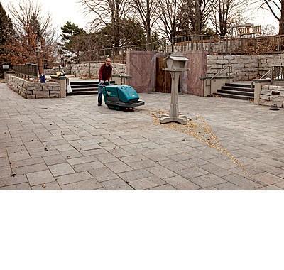 S10 Balayeuse industrielle TENNANT autotractée_1