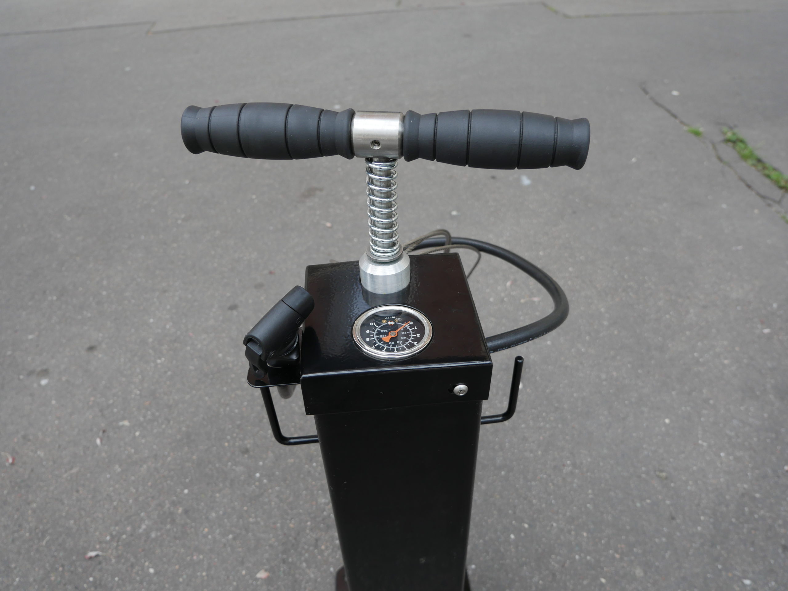 Station de gonflage économique pour vélo - Usage extérieur - Petit Totem avec manomètre - Cykléo CykiFIX_1