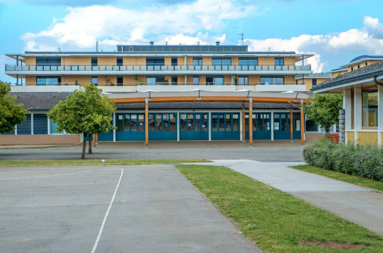 Préau d'école 198m² - membrane textile sur charpente mixte bois lamellé-collé et acier galvanisé - Sur mesure_1