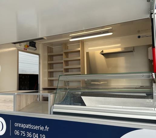 Remorque aménagée pour Food Truck - pâtisserie avec espace optimisé, vitrines réfrigérées et équipements personnalisables_1