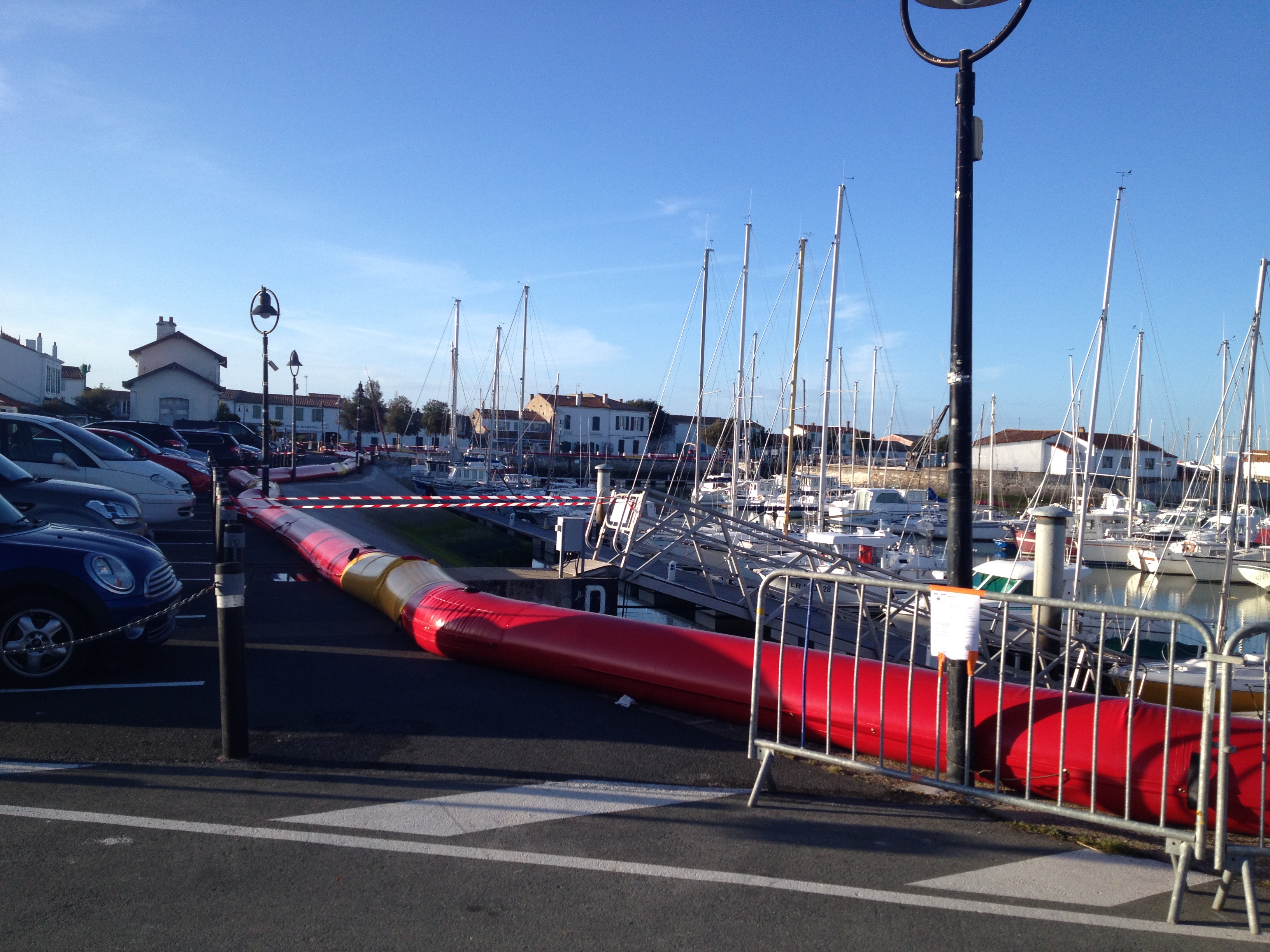 Barrière anti-inondation pour protection des voies de circulation
