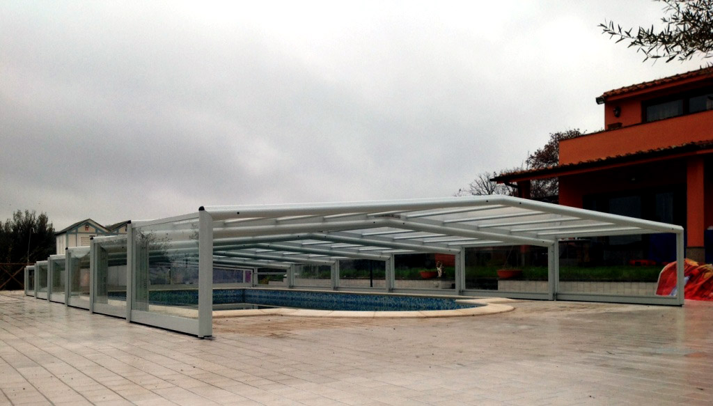 Abri de piscine bas Capri - Télescopique - Polycarbonate - Personnalisable couleurs RAL et finition bois_1