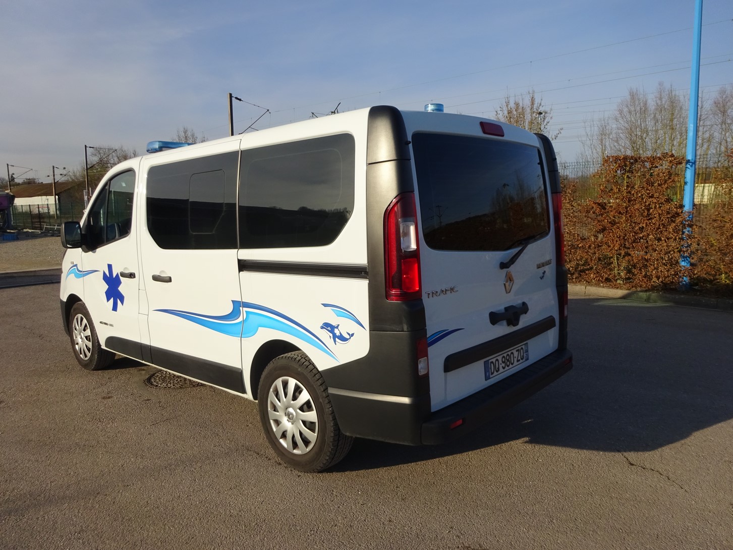 Ambulance Renault Trafic avec agencement Les Dauphins