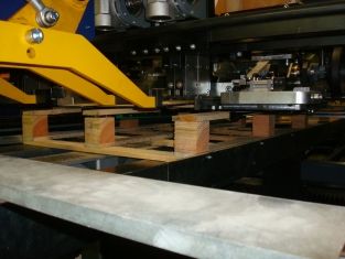 Cloueuse de semelles pour palettes avec format ajustable