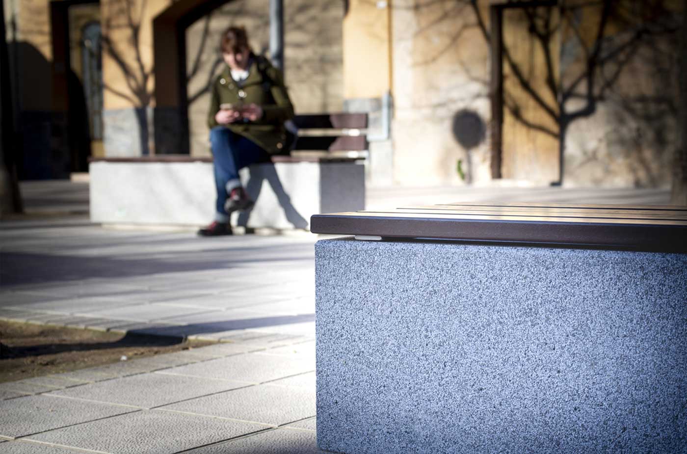 Banc public Kube Luz Mad UM372LML - béton gris granite, lattes en bois tropical, lampe LED intégrée_1