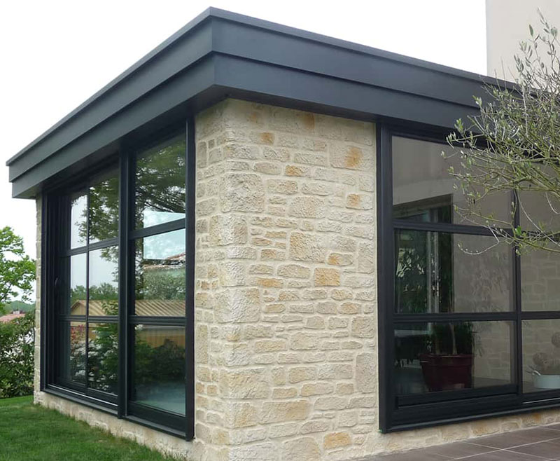 Véranda moderne en aluminium sur mesure - Larges baies vitrées et ouverture panoramique_1