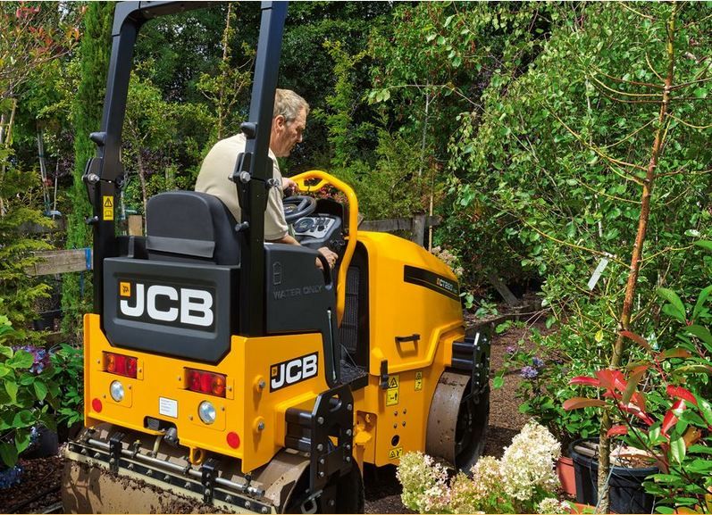 CT260 Rouleau tandem vibrant - JCB - poids opérationnel 2420/2560 kg avec moteur Kubota de 18,5 kW et système télématique LiveLink_2