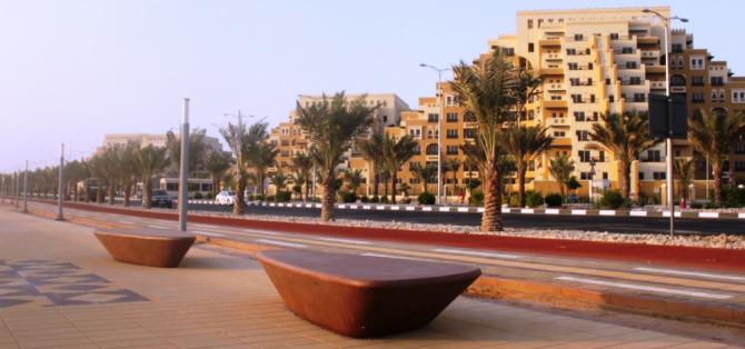 Banc en béton Sassi - Banc urbain avec banquette, banc dossier et jardinière_1
