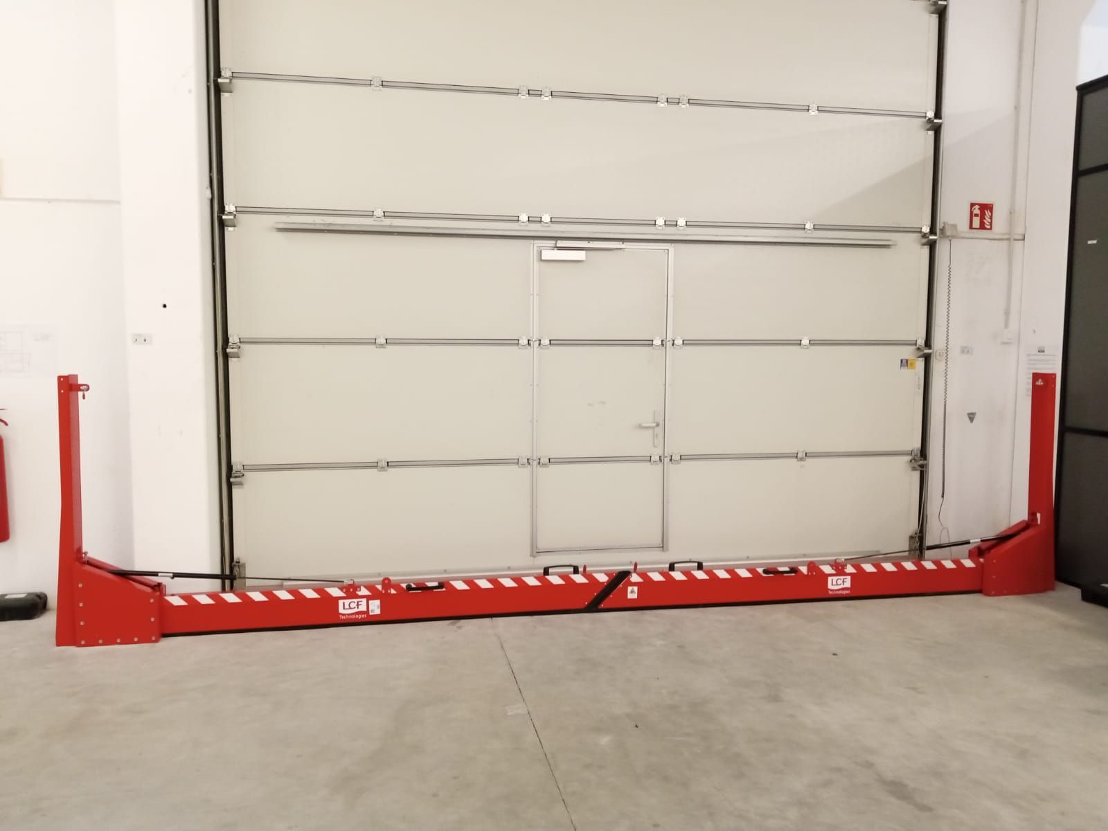 Barrière de rétention d'eaux d'incendie manuelle double pivotante - MT ENVIRONNEMENT - sur mesure, portée jusqu'à 7000 mm_1