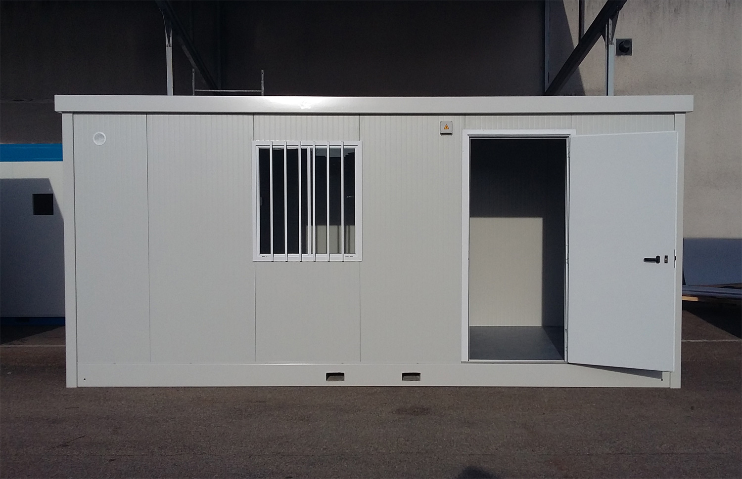 Bungalows de chantier Junior J50 - monobloc - bureau - ossature en plastique - parois en panneau sandwich - dimensions 4.94 x 2.50 x 2.70 m_1