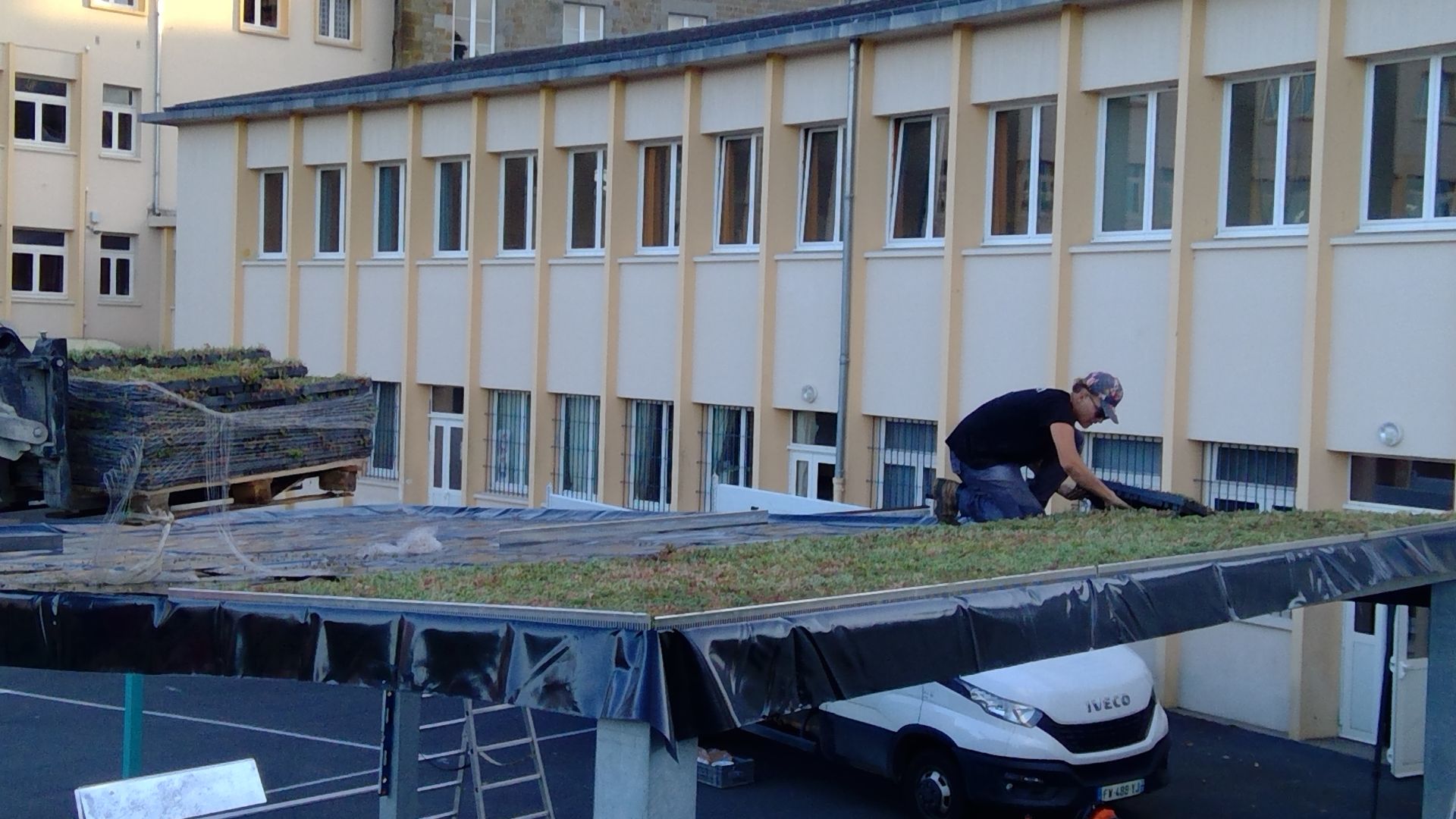 Préau écologique à toiture végétale - Koman Groupe_1