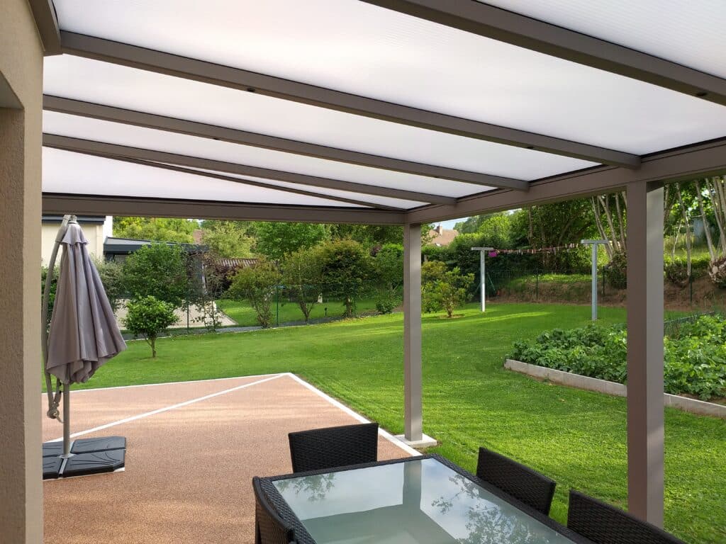 Préau en aluminium sur mesure pour terrasse - Design moderne et fabrication française - BLAVAIT_1