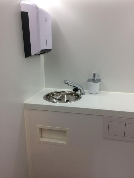 Remorque sanitaire avec un essieu unique