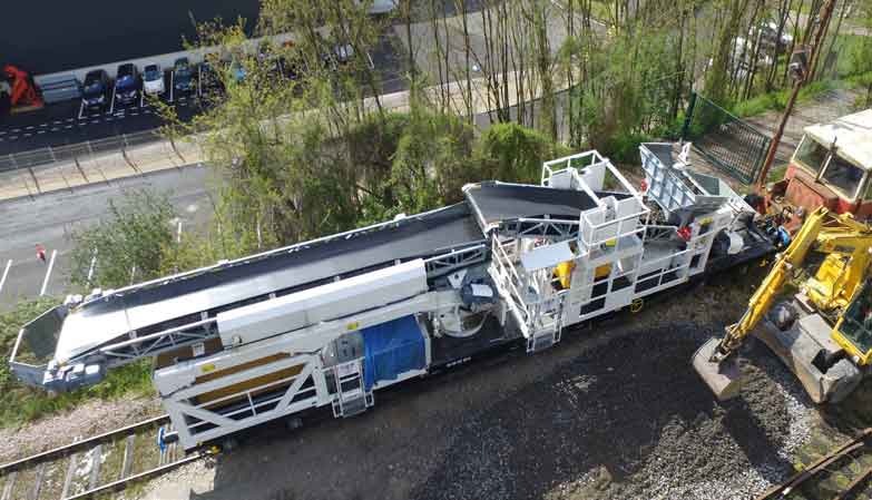 Wagon à déchargement continu WDCO - transfert de ballast avec trémie et convoyeurs intégrés_1