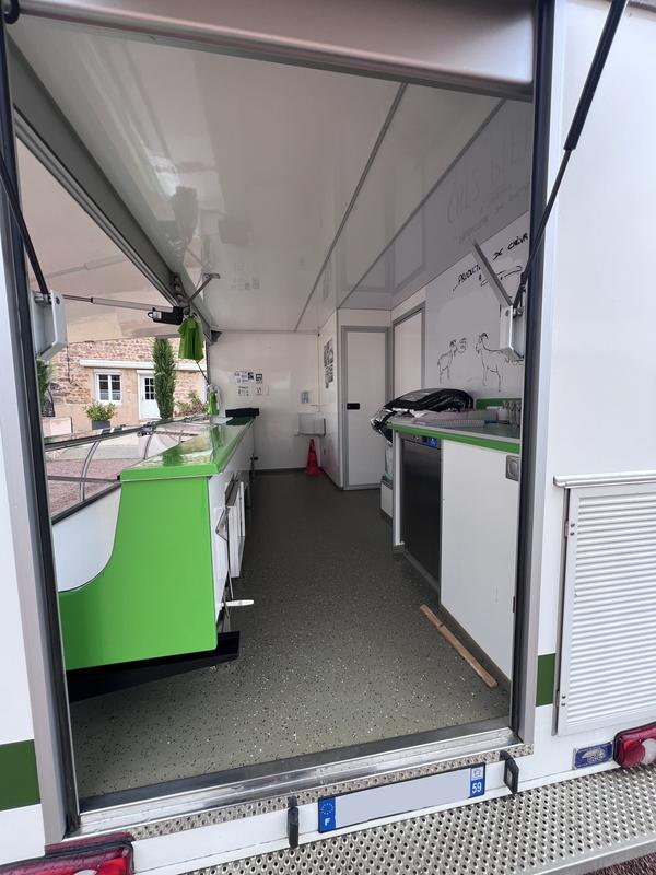 Camion fromager crémier 4m50 – Vitrine réfrigérée + frigo – 1147_1