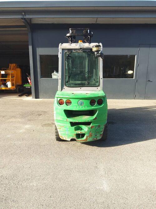 Chariot élévateur diesel CESAB M330D 2470 - disponible en occasion et en location de courte à longue durée_1