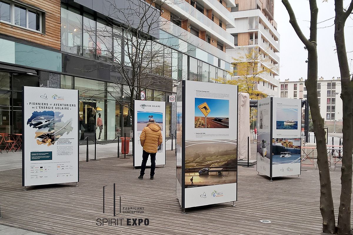 Totem exposition temporaire extérieur, inox 3 faces - TRIO isi_1