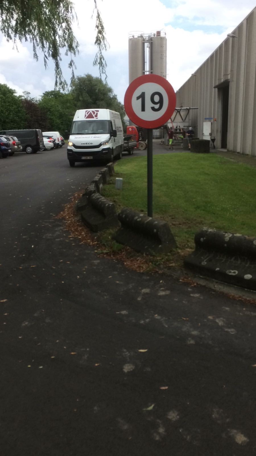 Panneaux routiers - différentes dimensions et types - fixations variées : poteaux, brides d'attaches, plaque à spitter en métal_1