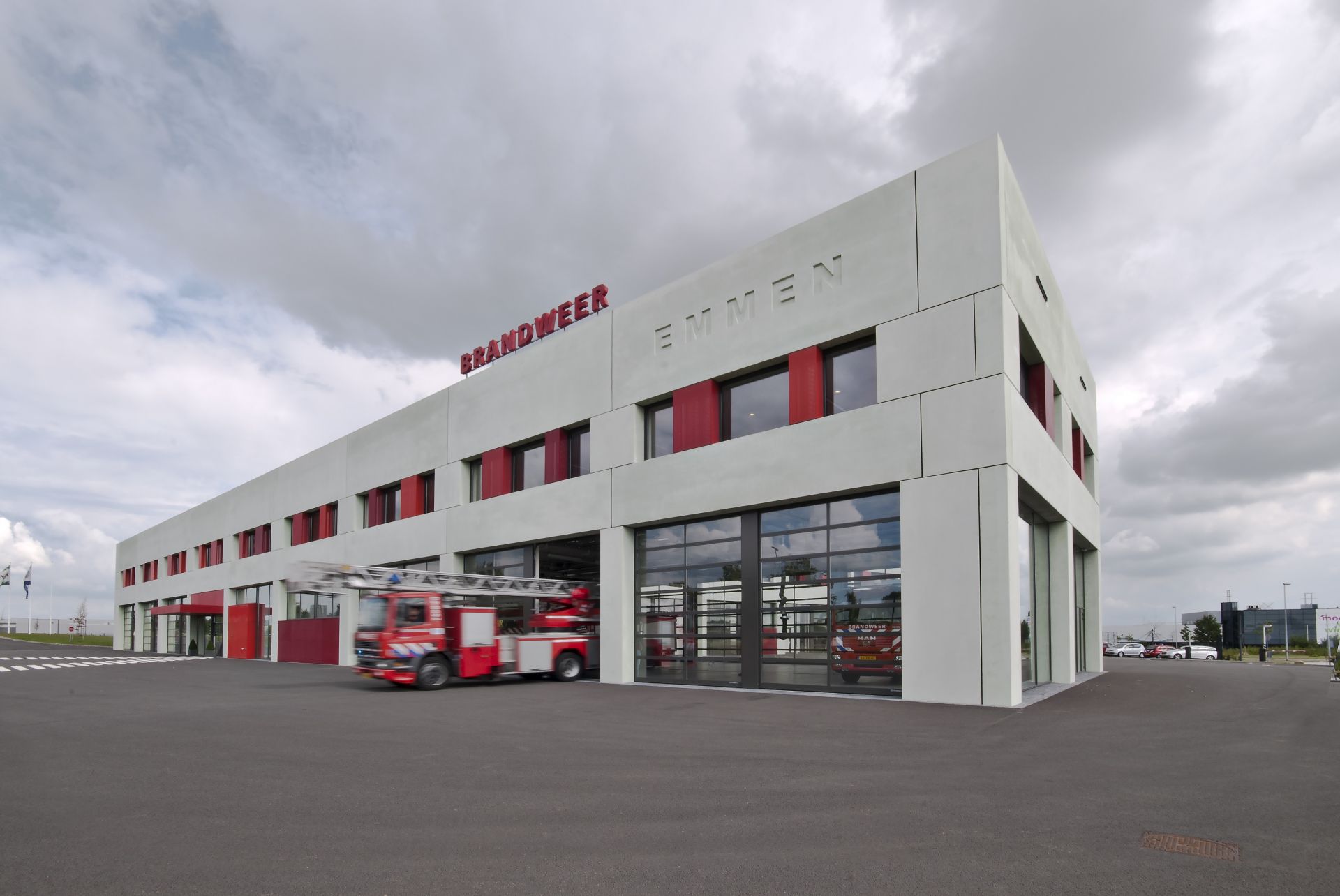 Porte sectionnelle industrielle vitrée conçue pour être utilisée pour augmenter la luminosité naturelle, la visibilité ou optimisée l'exposition - ASSA ABLOY OH1042FG_2