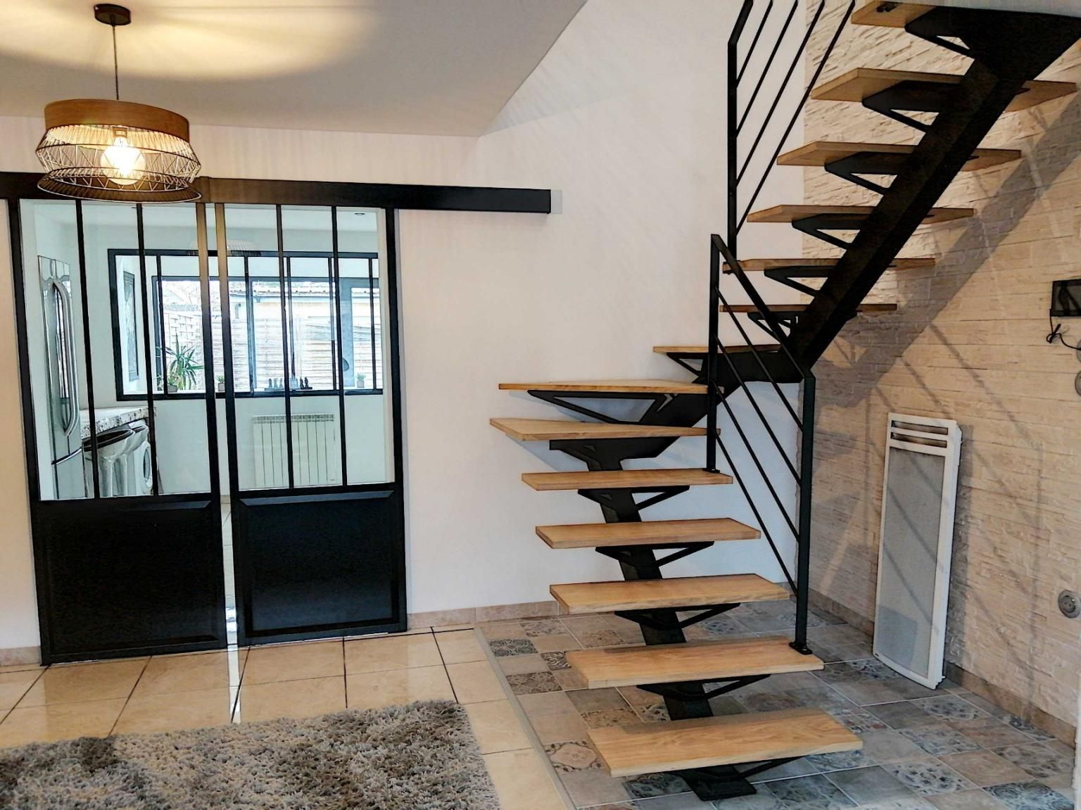 Escalier sur-mesure avec marches en bois et garde-corps en acier