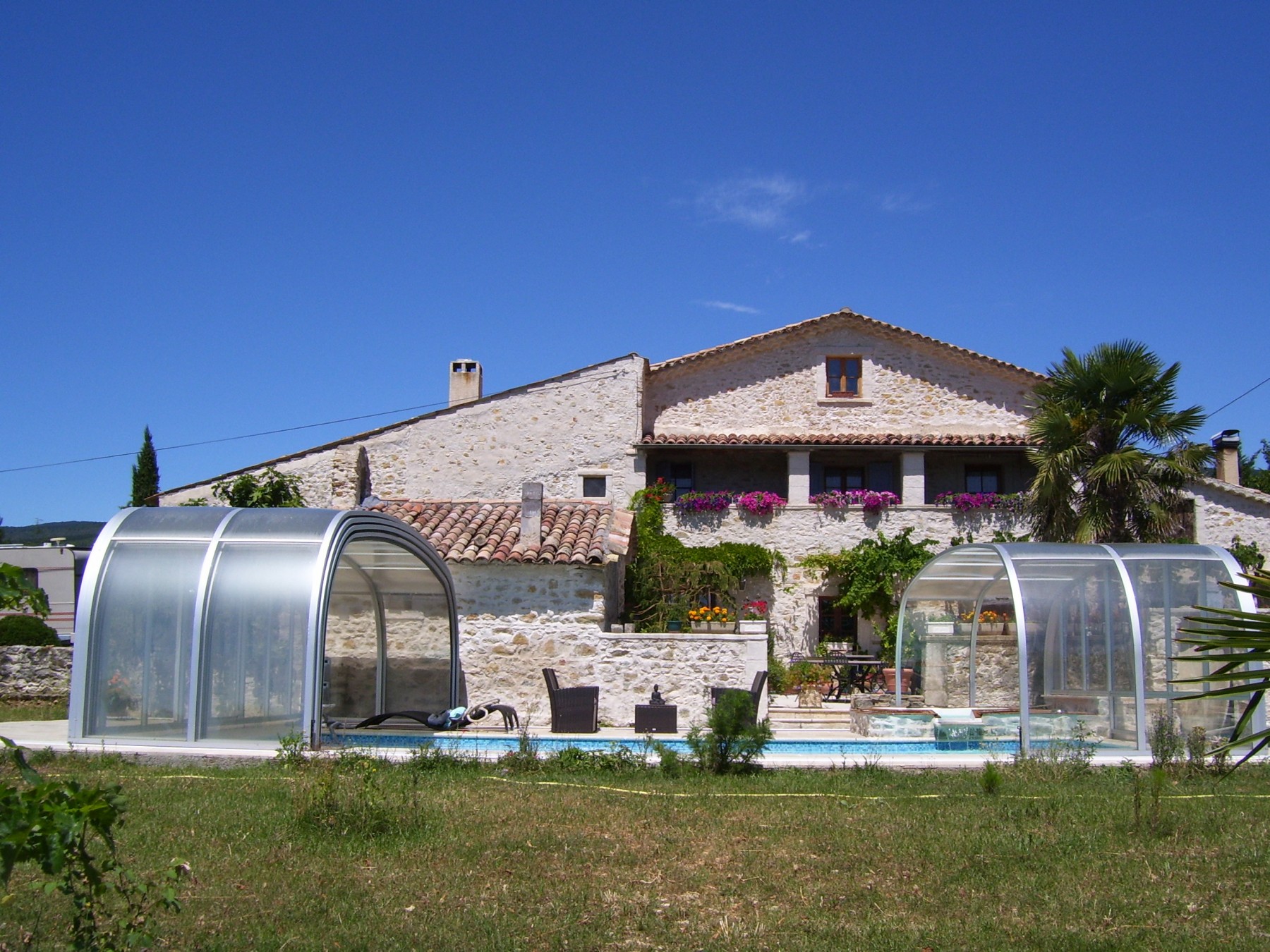 Abri piscine haut prestige - télescopique en aluminium et polycarbonate - fabrication française, motorisation disponible_1