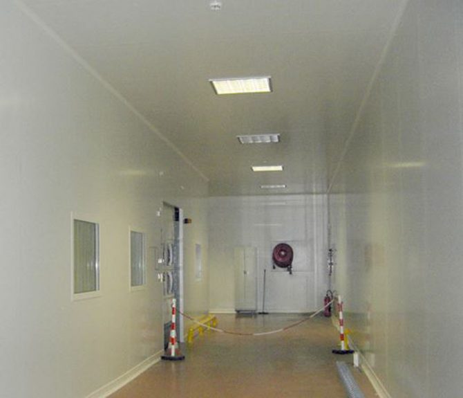 Panneau sandwich cloison en acier ou polyester pour salles propres et industries_1