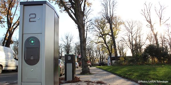 Borne de recharge AC et DC pour voitures électriques