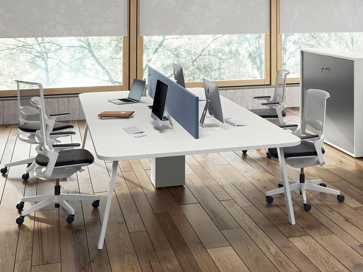 Bureau de coworking KELSO - séparation frontale, plateaux arrondis et base passe-câbles_1