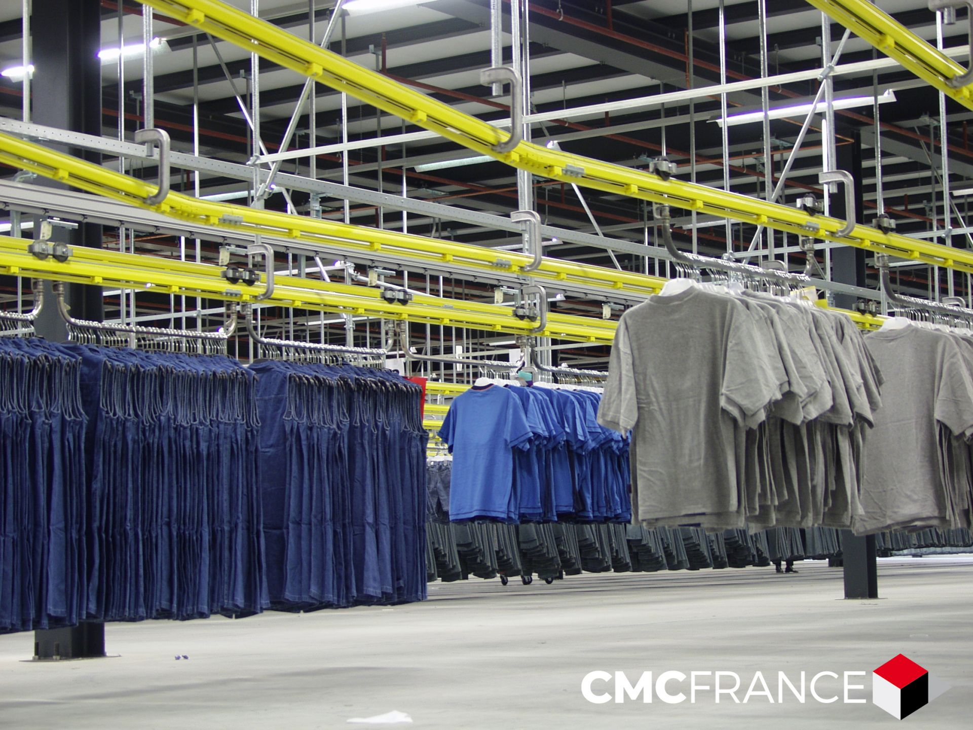 Convoyeur suspendu pour transport et stockage de vêtements