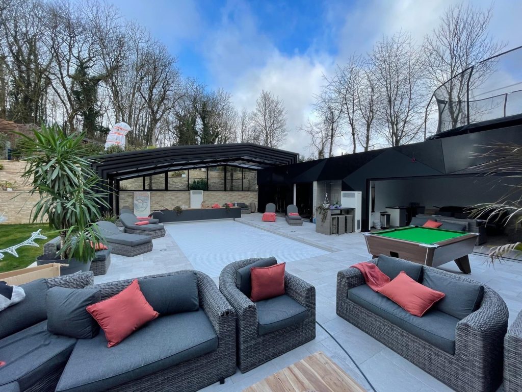 Abri piscine haut sur mesure - système d'assemblage avec entretoises démontables et revêtements personnalisables_1