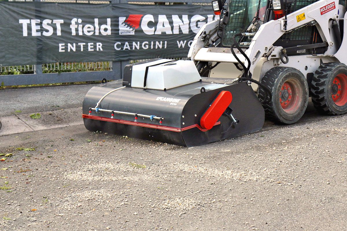 Balayeuse - Cangini - nettoyage des rues, chantiers et parkings avec godet collecteur et rouleau réglable_1